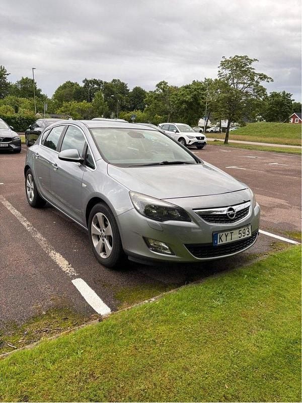Grå Begagnad 2010 Opel Astra Enjoy Halvkombi | 38 500 kr (Bra pris) - Bild 1/4