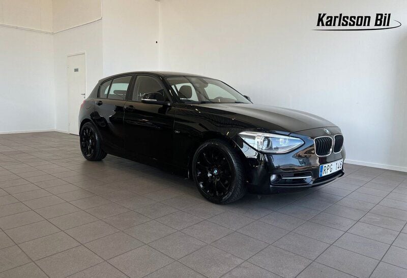 Svart Begagnad 2012 BMW 120 Sport Line Halvkombi | 89 900 kr (Marknadspris) - Bild 1/4