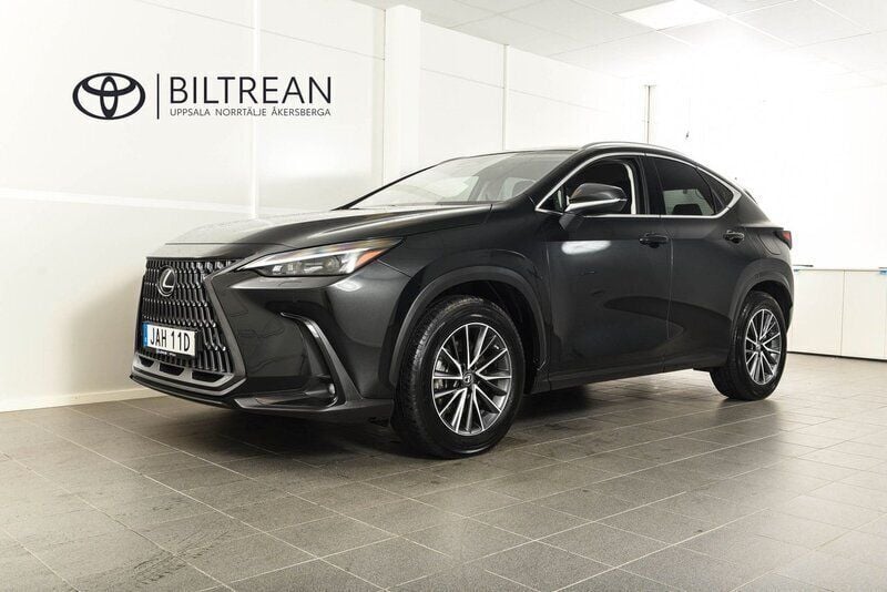 Svart Begagnad 2023 Lexus NX450h+ Business Edition SUV | 534 900 kr (Marknadspris) - Bild 1/4