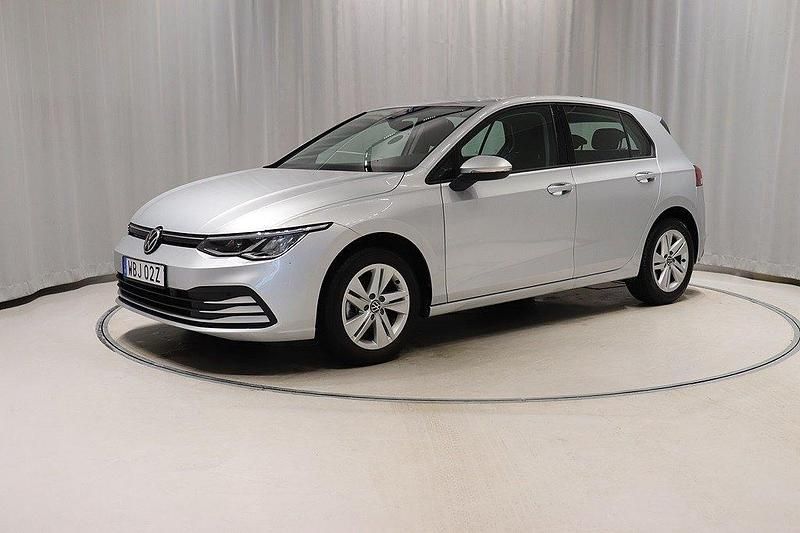 Silver (reflex silver metallic) Begagnad 2023 VW Golf VIII Life Kombi | 279 800 kr (Marknadspris) - Bild 1/4