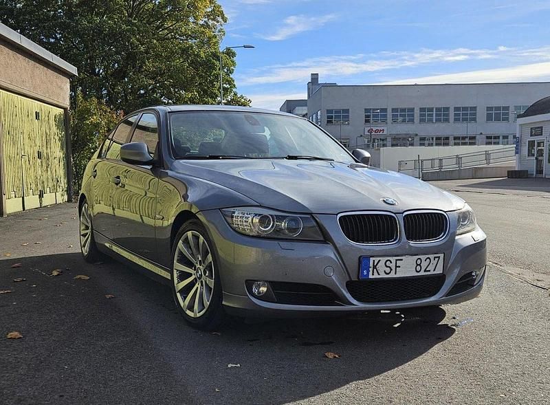 Grå Begagnad 2010 BMW 320 Comfort Edition Sedan | 75 000 kr (Lite dyr) - Bild 1/4