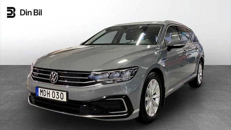 Grå Begagnad 2021 VW Passat GTE Kombi | 289 900 kr (Dyr) - Bild 1/4