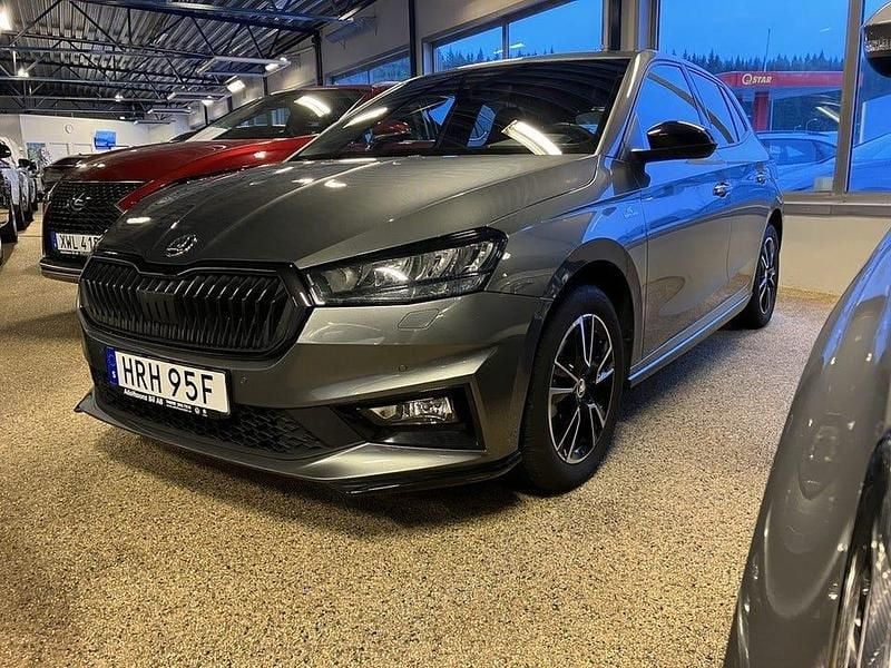 Grå Begagnad 2024 Skoda Fabia Monte Carlo Halvkombi | 225 000 kr (Marknadspris) - Bild 1/4