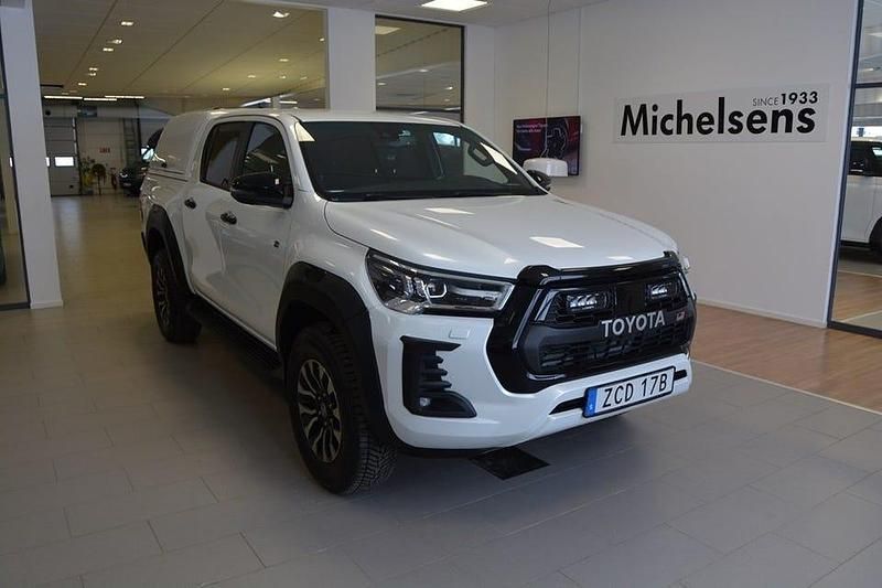 Vit Begagnad 2023 Toyota HiLux Sport Pickup | 539 000 kr (Superpris) - Bild 1/4