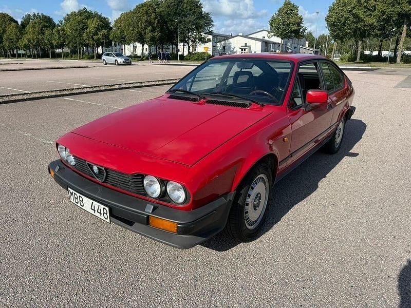 Begagnad Alfa Romeo Alfetta 130 HK (95 kW) 1986 Sportkupé