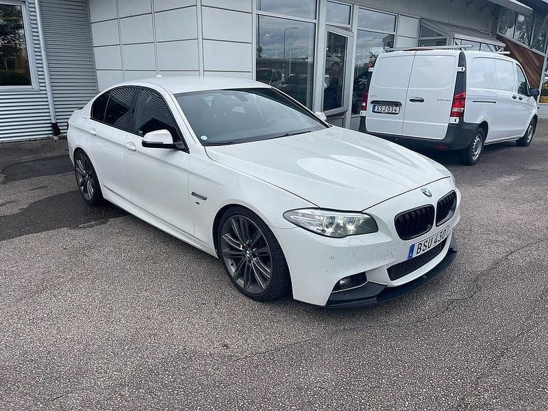 Vit Begagnad 2016 BMW 520 M Sport Sedan | 179 900 kr (Marknadspris) - Bild 1/2