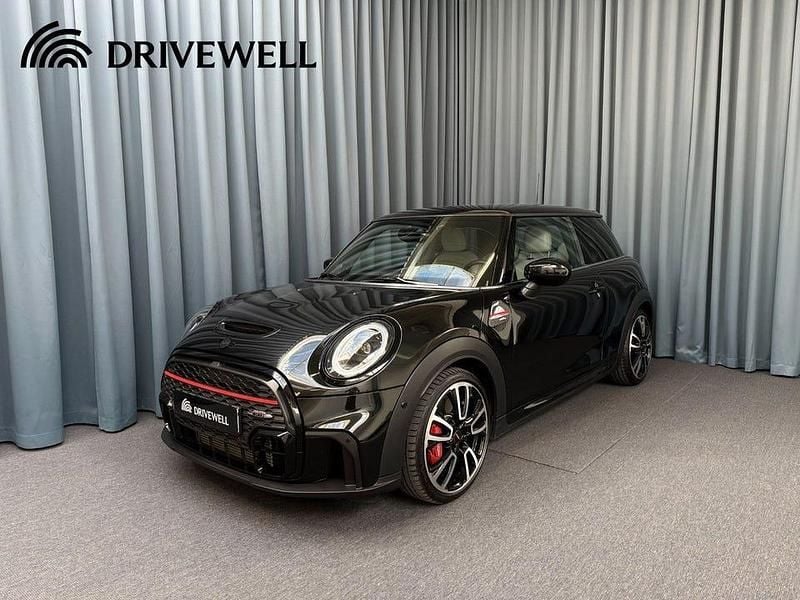 Svart Begagnad 2024 Mini John Cooper Works Halvkombi | 379 000 kr (Dyr) - Bild 1/4