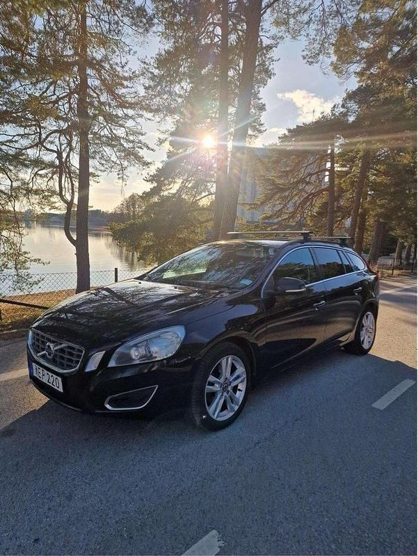 Svart Begagnad 2013 Volvo V60 Momentum Kombi | 85 000 kr (Marknadspris) - Bild 1/4