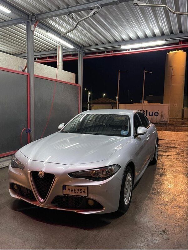 Grå Begagnad 2017 Alfa Romeo Giulia Sedan | 159 999 kr (Superpris) - Bild 1/4