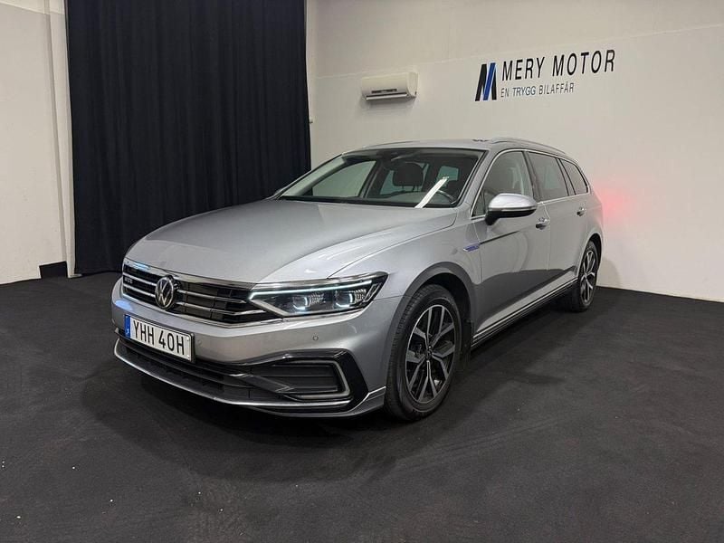 Silver Begagnad 2021 VW Passat GTE Kombi | 179 800 kr (Marknadspris) - Bild 1/4