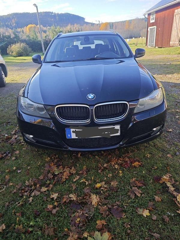 Svart Begagnad 2011 BMW 320 Kombi | 79 900 kr (Marknadspris) - Bild 1/4