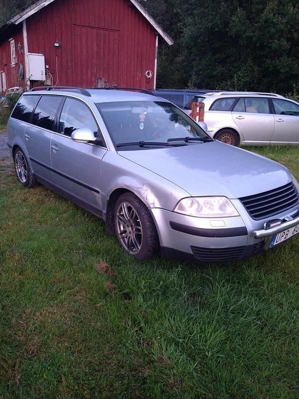 Blå Begagnad 2004 VW Passat Kombi | 17 000 kr (Marknadspris) - Bild 1/4