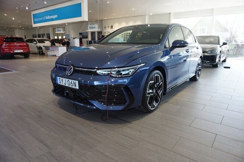 Blå (anemone blue metallic) Ny 2024 VW Golf VIII R-line Kombi | 365 900 kr (Marknadspris) - Bild 1/4