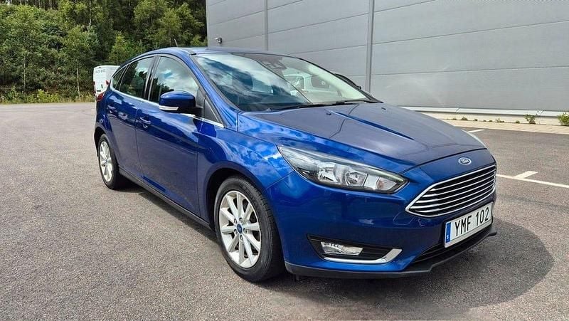 Blå Begagnad 2017 Ford Focus Titanium Halvkombi | 84 900 kr (Marknadspris) - Bild 1/4