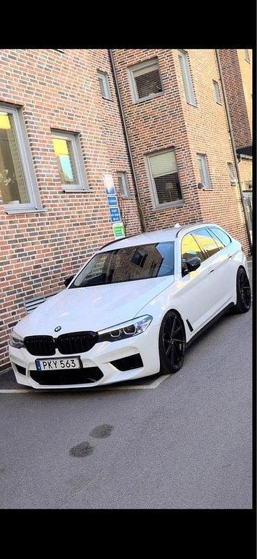 Vit Begagnad 2018 BMW 520 Sport Line Kombi | 179 000 kr - Bild 1/4