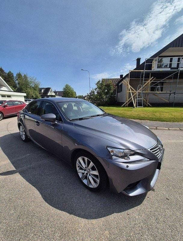 Grå Begagnad 2014 Lexus IS300h Executive Line Sedan | 155 000 kr (Bra pris) - Bild 1/4