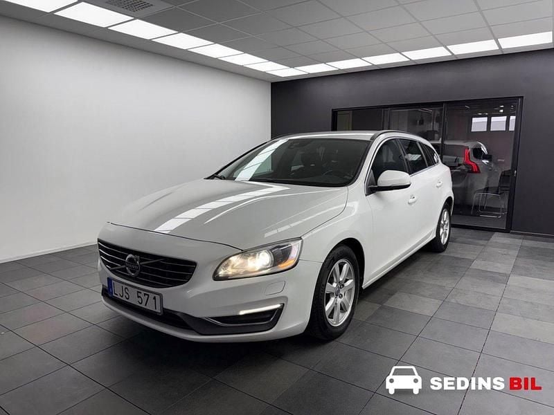 Vit Begagnad 2014 Volvo V60 Momentum Kombi | 84 900 kr (Marknadspris) - Bild 1/4