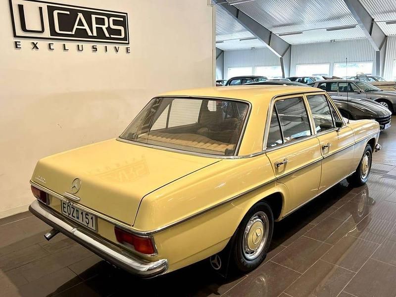 Begagnad Mercedes 230 120 HK (88 kW) 1973 Gul Sedan