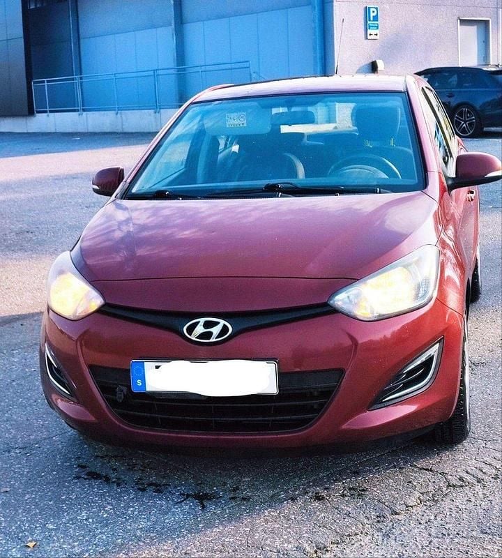 Röd Begagnad 2015 Hyundai i20 Halvkombi | 50 000 kr (Superpris) - Bild 1/4