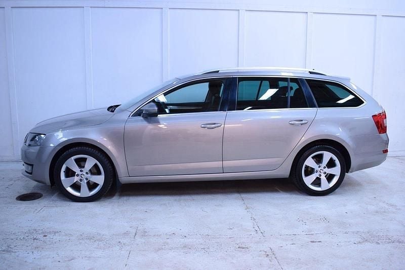 Ljusbrun Begagnad 2016 Skoda Octavia Style Kombi | 129 900 kr (Marknadspris) - Bild 1/4