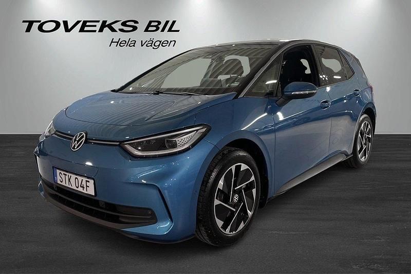 Blå (costa azul metallic black) Begagnad 2023 VW ID.3 Pro Performance Halvkombi | 369 900 kr - Bild 1/4
