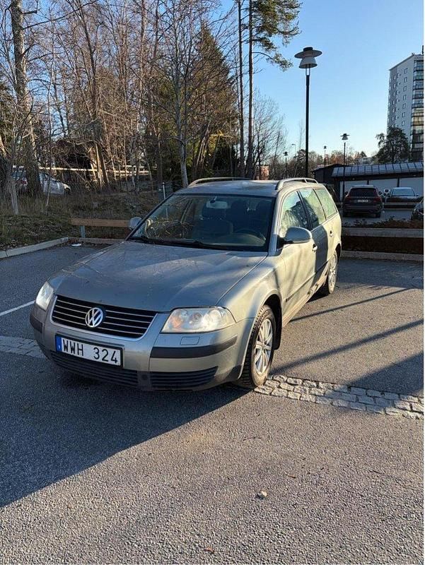 Grå Begagnad 2005 VW Passat Trendline Kombi | 19 900 kr (Marknadspris) - Bild 1/4