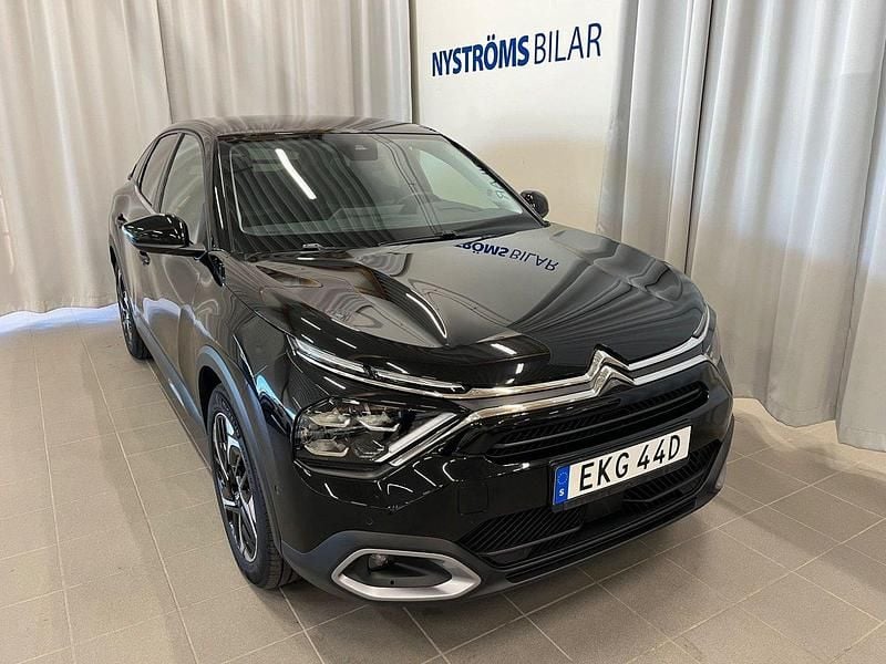 Svart (svart metallic) Begagnad 2024 Citroën C4 PureTech Halvkombi | 229 900 kr (Marknadspris) - Bild 1/4