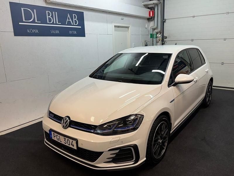 Vit Begagnad 2017 VW Golf VII GTE | 164 900 kr (Marknadspris) - Bild 1/4