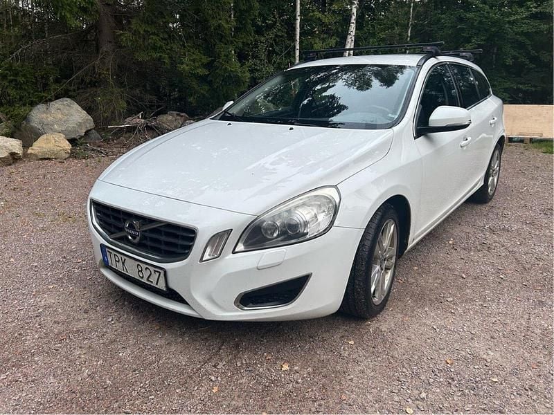Vit Begagnad 2012 Volvo V60 Momentum Kombi | 65 000 kr - Bild 1/4