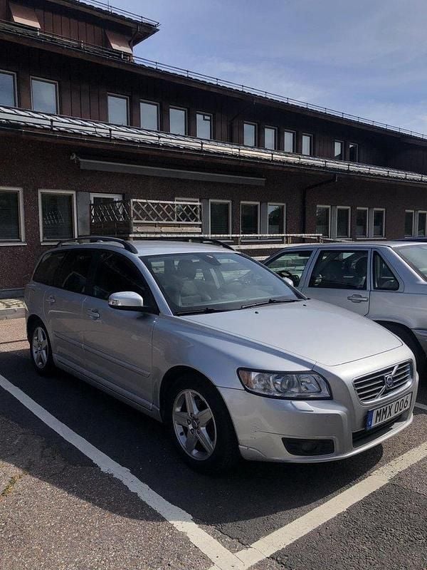 Grå Begagnad 2008 Volvo V50 Momentum Kombi | 28 000 kr (Bra pris) - Bild 1/4