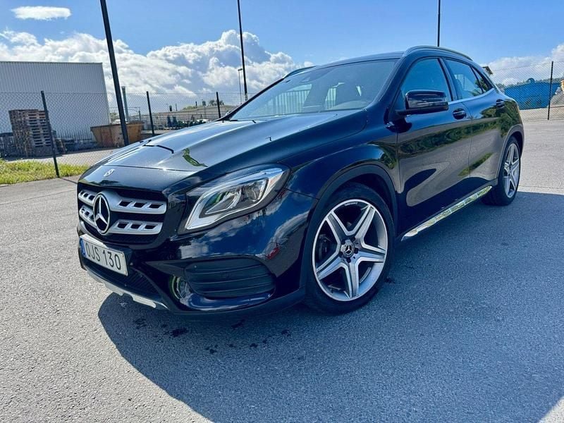 Svart Begagnad 2018 Mercedes GLA200 AMG SUV | 239 900 kr (Marknadspris) - Bild 1/4