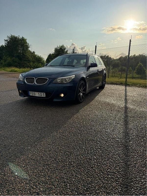 Blå Begagnad 2007 BMW 523 Kombi | 40 000 kr (Marknadspris) - Bild 1/4
