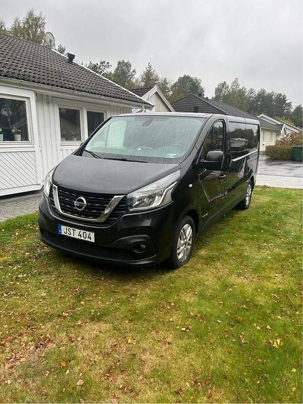 Svart Begagnad 2017 Nissan NV300 Van | 110 000 kr (Marknadspris) - Bild 1/4