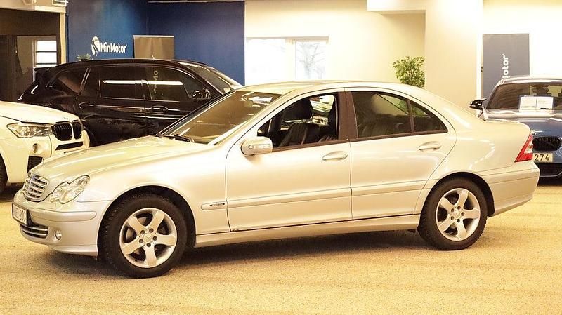 Begagnad Mercedes C180 Classic 143 HK (105 kW) 2005 Silver Sedan