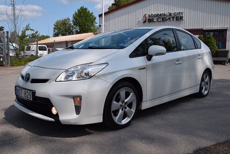 Vit Begagnad 2011 Toyota Prius Halvkombi | 114 900 kr - Bild 1/4