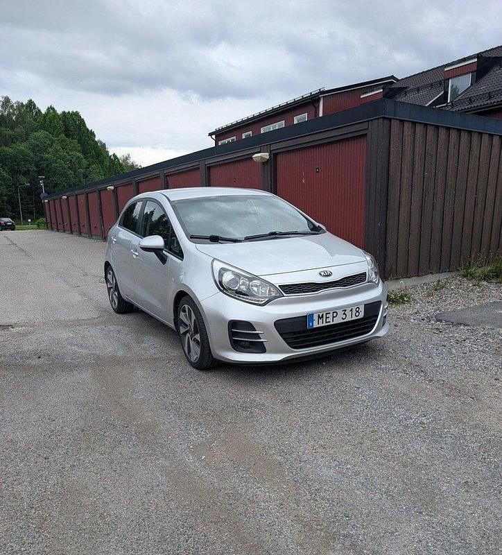 Grå Begagnad 2016 Kia Rio 2 Halvkombi | 92 500 kr - Bild 1/4