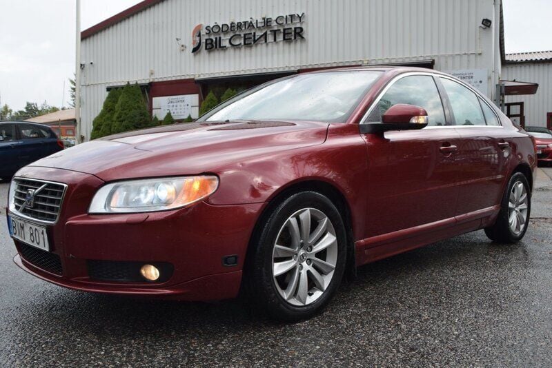 Mörkröd Begagnad 2008 Volvo S80 Summum Sedan | 72 990 kr (Marknadspris) - Bild 1/4