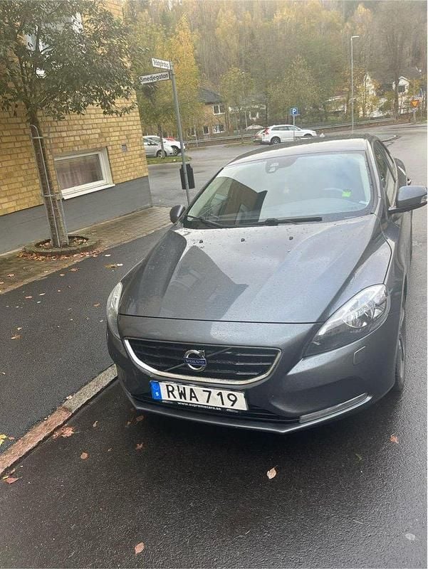 Grå Begagnad 2014 Volvo V40 Kinetic Halvkombi | 130 000 kr (Marknadspris) - Bild 1/4