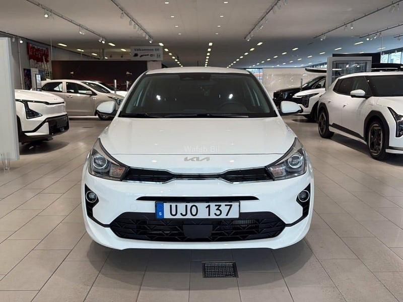Begagnad Kia Rio Advance 101 HK (74 kW) 2022 Clear white Halvkombi
