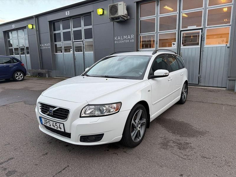Vit Begagnad 2009 Volvo V50 Momentum Kombi | 34 900 kr (Marknadspris) - Bild 1/4