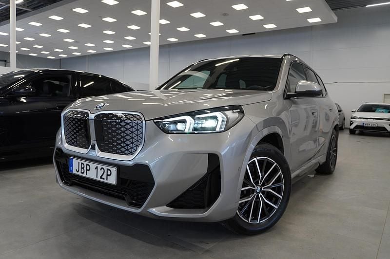 Grå Begagnad 2026 BMW iX1 Comfort Edition SUV | 599 900 kr (Dyr) - Bild 1/4