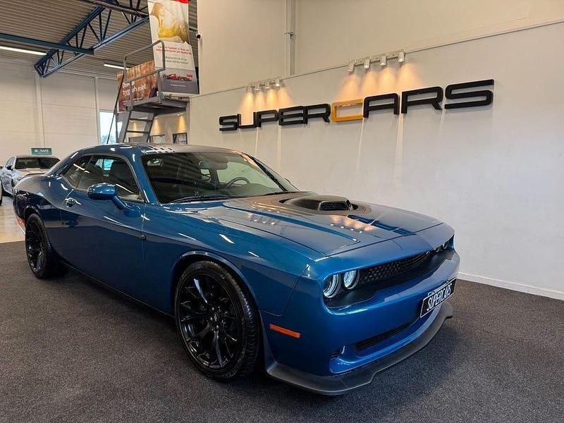 Mörkblå Begagnad 2023 Dodge Challenger Sportkupé | 558 000 kr (Marknadspris) - Bild 1/4
