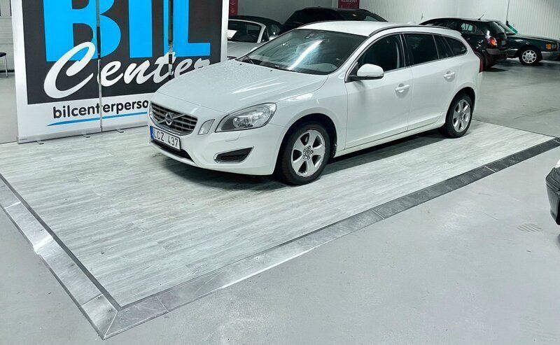 Vit Begagnad 2010 Volvo V60 Momentum Kombi | 79 000 kr (Dyr) - Bild 1/1