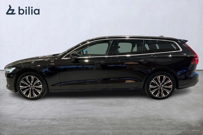 Begagnad Volvo V60 Core 253 HK (186 kW) 2022 Svart Kombi