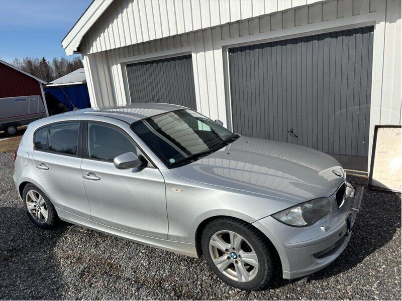 Grå Begagnad 2010 BMW 118 Advantage Halvkombi | 74 000 kr (Marknadspris) - Bild 1/4