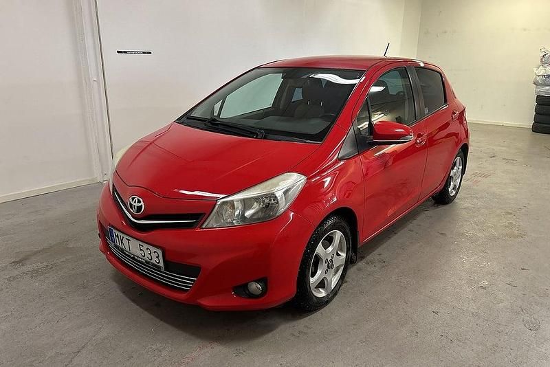 Röd Begagnad 2012 Toyota Yaris Style Halvkombi | 79 995 kr (Marknadspris) - Bild 1/4