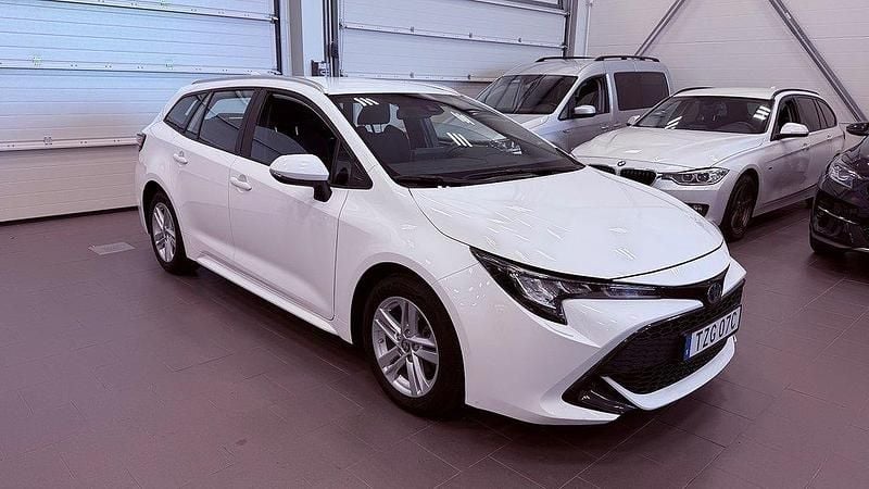 Vit Begagnad 2022 Toyota Corolla Active Kombi | 237 900 kr (Bra pris) - Bild 1/4