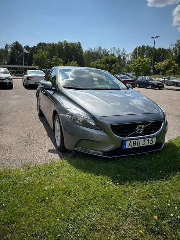 Grå Begagnad 2015 Volvo V40 Kinetic Kombi | 125 000 kr (Marknadspris) - Bild 1/4