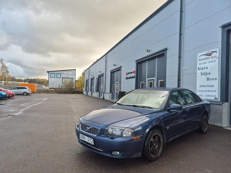 Mörkblå Begagnad 2003 Volvo S80 Business Edition Sedan | 27 900 kr (Marknadspris) - Bild 1/4