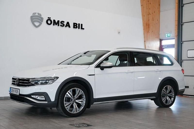 Vit Begagnad 2021 VW Passat Alltrack Executive Kombi | 219 800 kr (Bra pris) - Bild 1/4